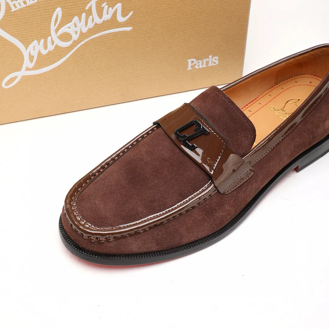 Batch 1,080 yuan 💰••New real shots••CL～High-end men’s 👔casual•loafers with red soles! ••🆑Genuine and top-quality goods from original orders ••✅💯 Purchase goods from top-quality original orders! Original imported patterned cowhide ➕Imported cowhide lining ➕Cowhide feet ➕Original leather outsole~🉑️Feel free to compare the authentic ones! Size: 38-44 (45.46.47 can be customized)